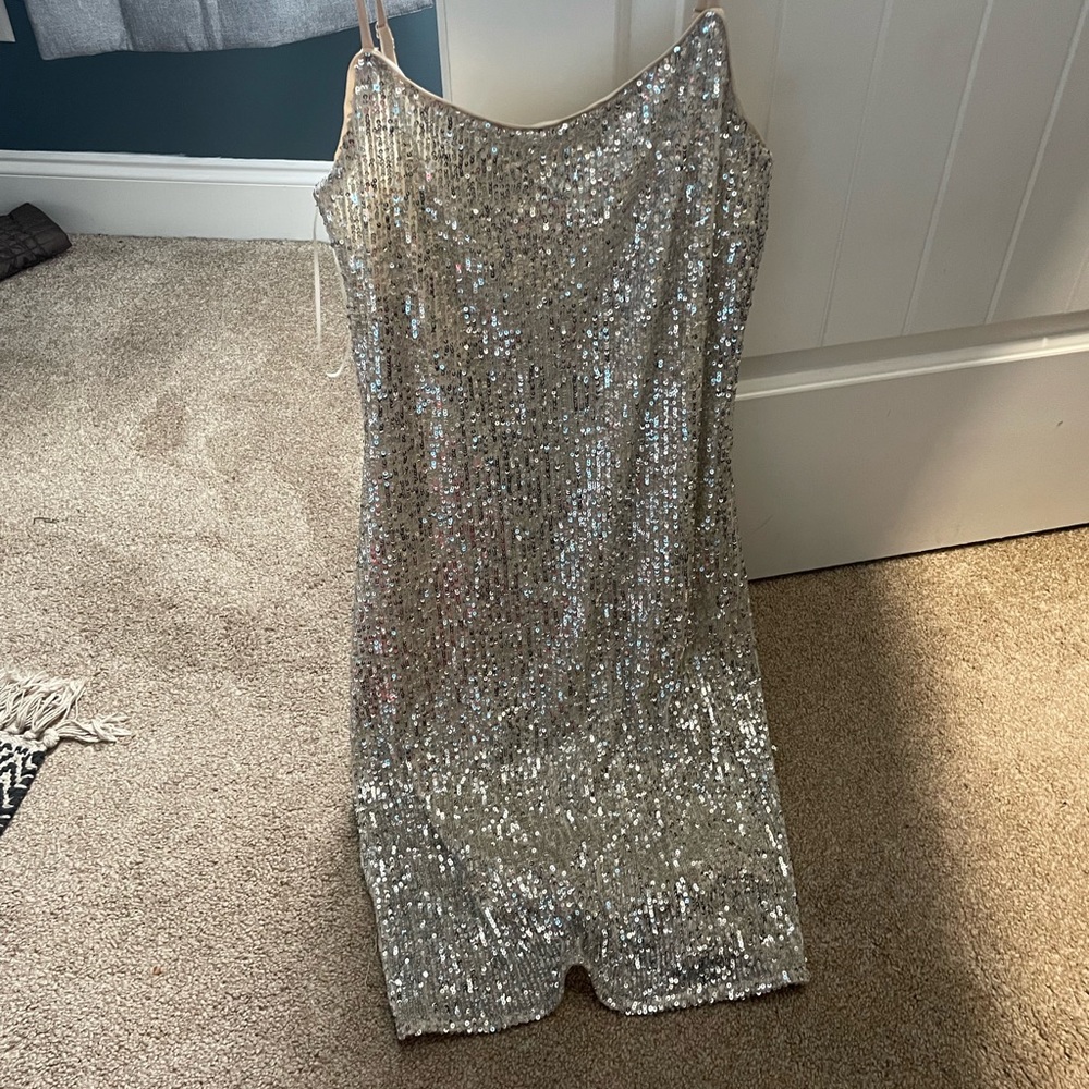 Super cute , fitted sparkly cocktail dress from dillards. Size L worn once.